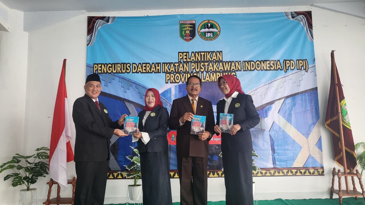 Penyerahan Buku Karya Akademisi Hukum Warnai Pelantikan Pengurus IPI Lampung